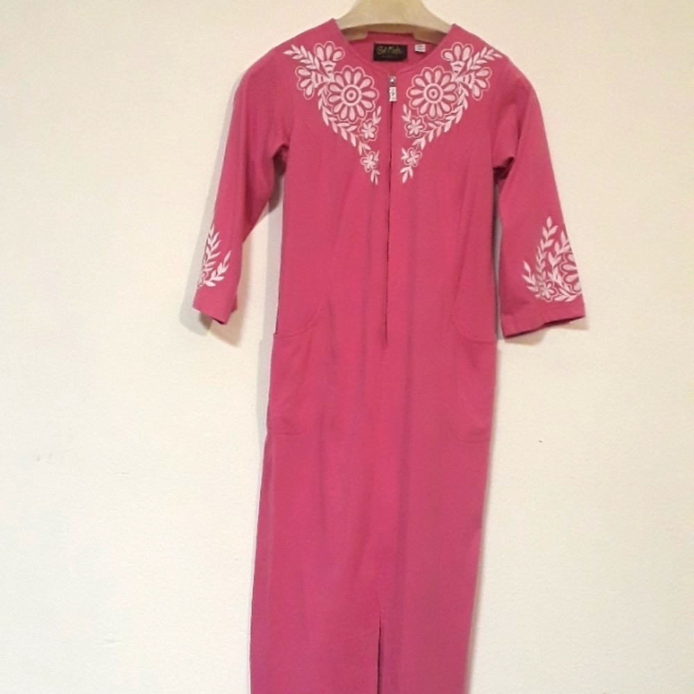 *C1-VTG. BOB MACKIE XXS PINK COLORED EMBROIDERED DESIGN ZIPPERED ROBE